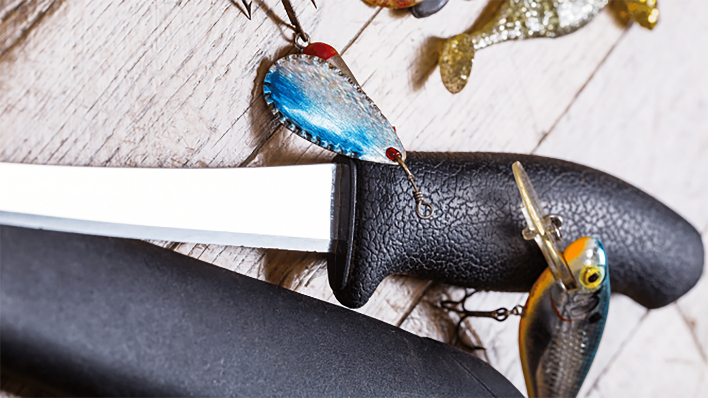 Διάλεξε ανάμεσα σε 100 + πλέον εργαλεία ψαρέματος όπως ( μαχαίρια, σουγιάδες, κοφτάκια, πένσες, πολυεργαλεία)